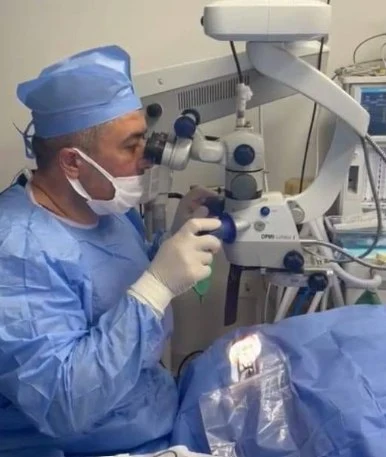Dr. Ramin Xəlilov əməliyyat mikroskopu arxasında